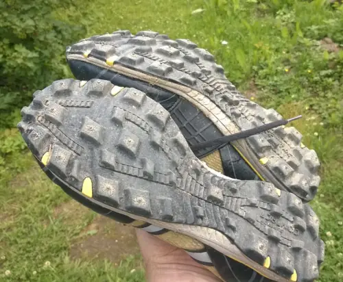 Suunnistuskengät nastoilla